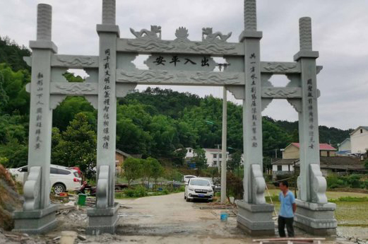 杭州超市老板娘穿著清涼引熱議后自稱遭毆打，當(dāng)?shù)貦?quán)威部門回應(yīng)